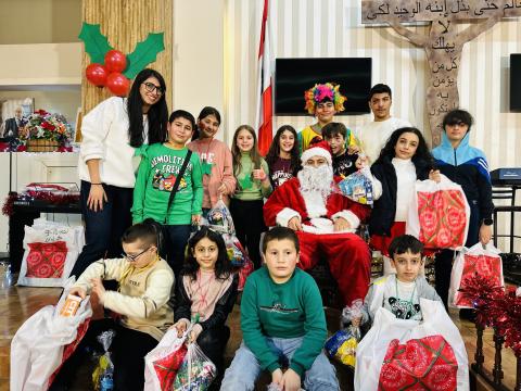 Ուրախութեամբ Պարուրուած. Մանուկներու Սուրբ Ծննդեան Տօնակատարութիւն